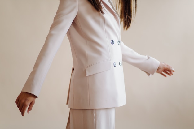 若いエレガントな女性のファッションの肖像画