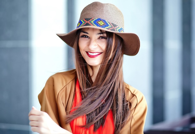 帽子の明るいカラフルな流行に敏感な服で夏の晴れた日の若いヒッピー女性モデルのファッションポートレート