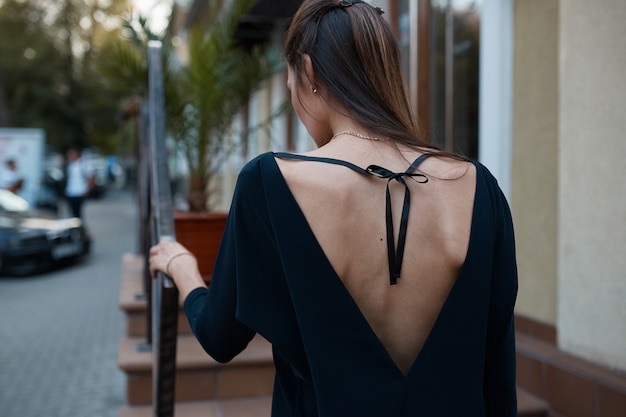 Foto gratuita adatti la donna graziosa che cammina per le vie di città vecchia