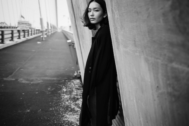 都市のアジア人女性のファッション撮影