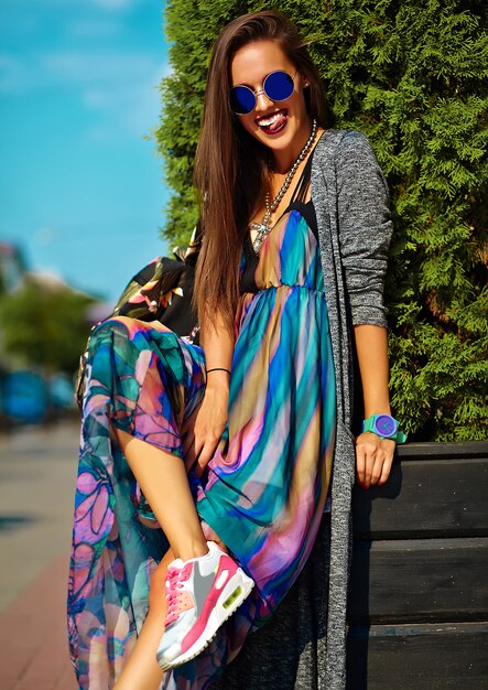мода стильная красивая молодая брюнетка женщина модель летом битник красочные повседневная одежда позирует на улице