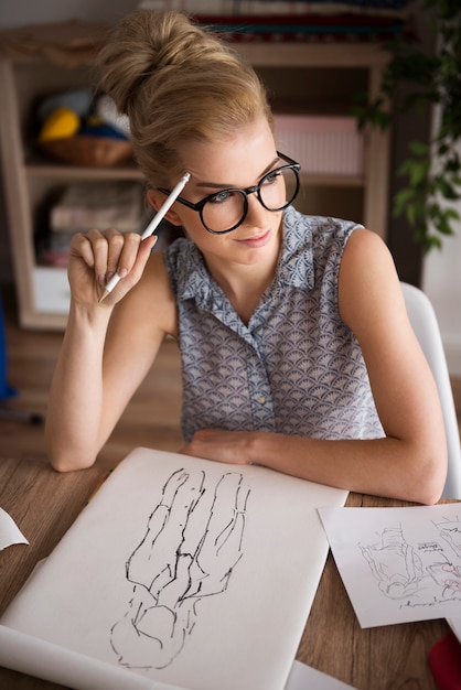 Foto gratuita stilista di moda pensando a un nuovo progetto