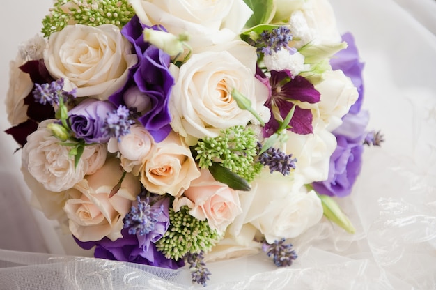 Модный свадебный букет с розами крупным планом
