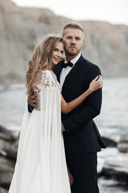 ウェディングドレスのファッションの結婚式のカップル