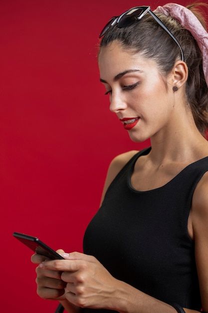 Foto gratuita donna moda guardando al telefono