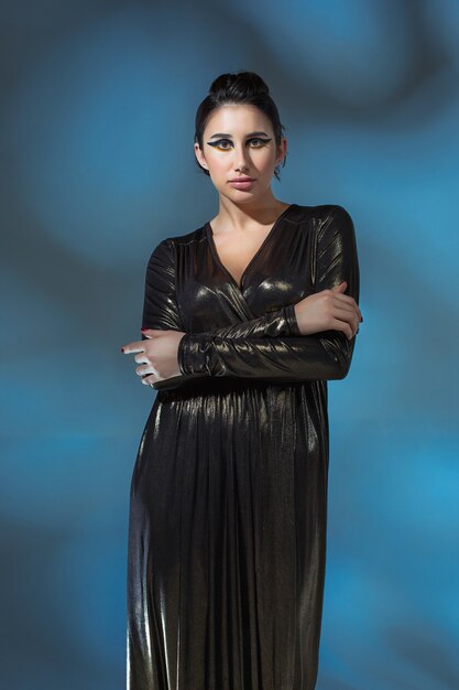 Бесплатное фото Мода молодая женщина в черном стильном платье. гламурная модель в модной позе