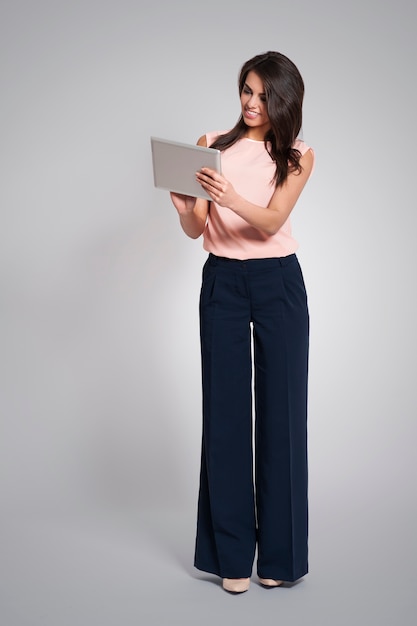 Модная деловая женщина с помощью цифрового планшета