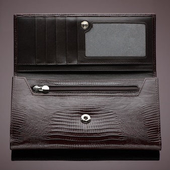 Модный дизайнерский кожаный кошелек на коричневом фоне