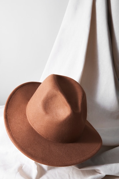 Free photo fashionable fedora hat in studio