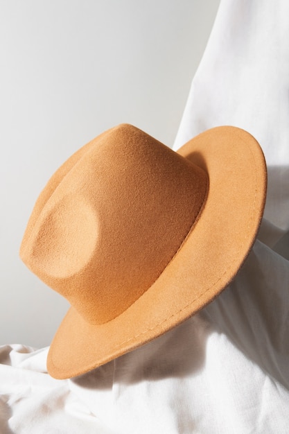 Foto gratuita cappello fedora alla moda in studio