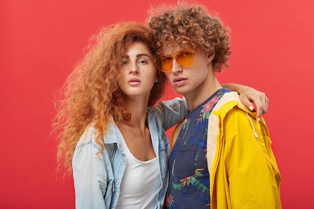 Free photo fashionable girl model with curly ginger hairstyle dressed in posing indoors