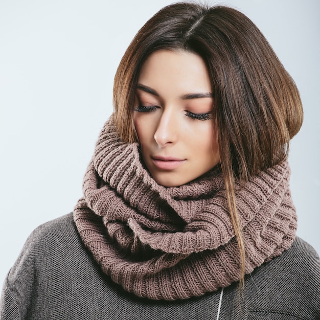 Ragazza alla moda in abiti invernali a maglia