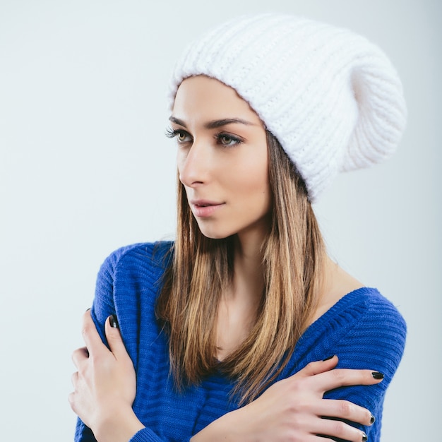 Ragazza alla moda in abiti invernali a maglia