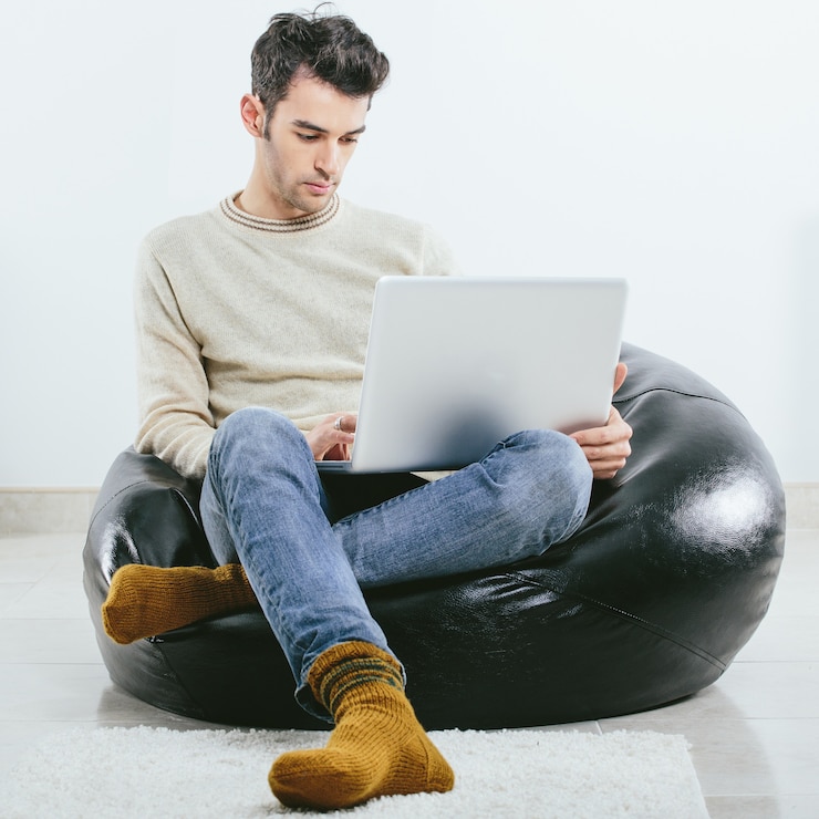 A man browsing on the money expert website