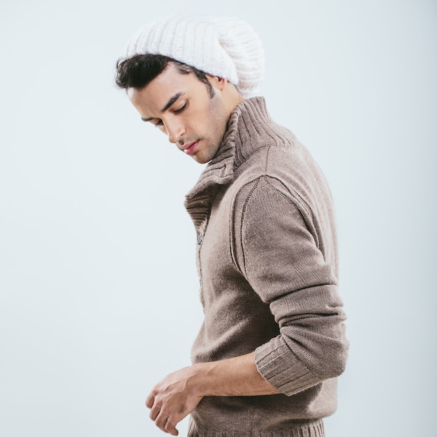 Модный мужчина в зимней вязаной одежде