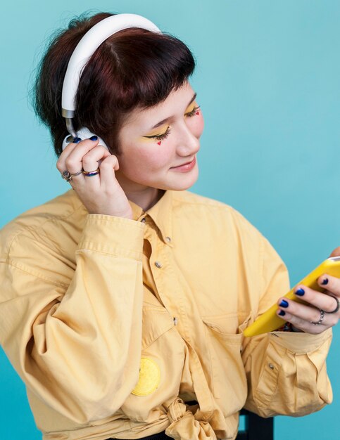 Free photo fashionable model enjoying music