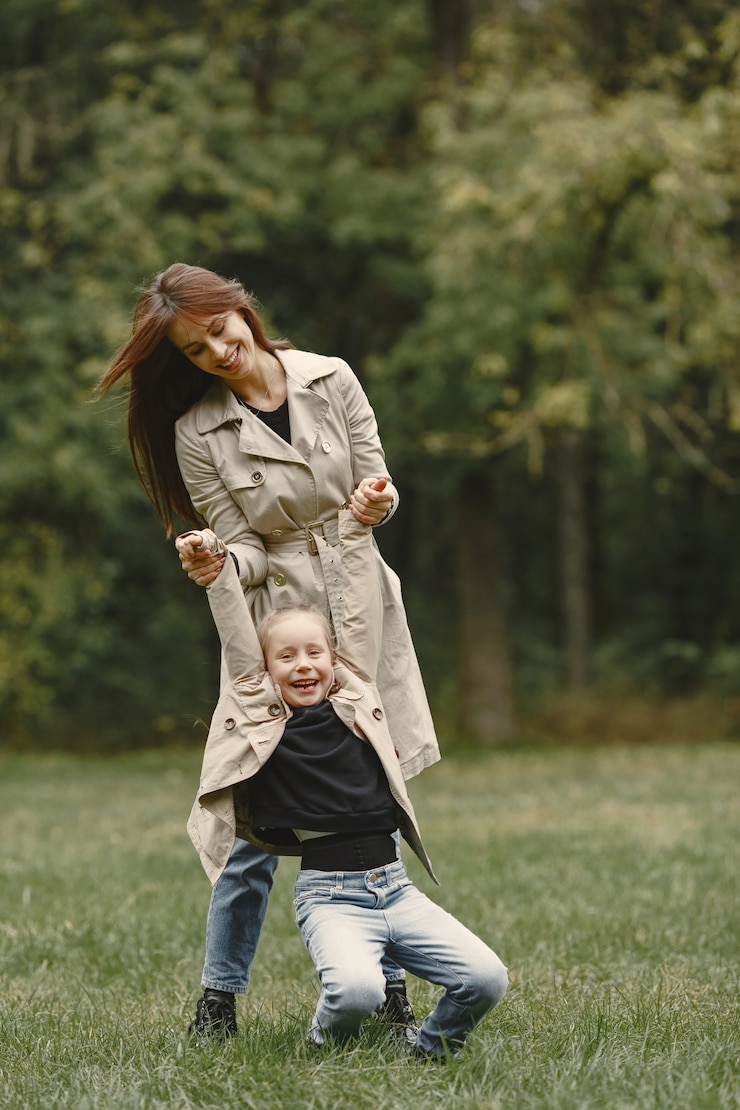 Free Photo fashionable mother with daughter. people walks outside