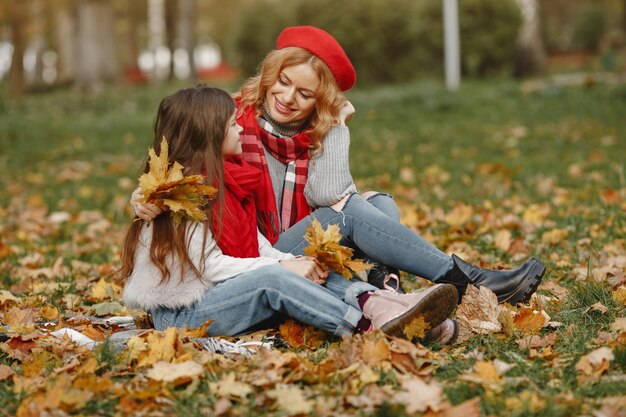 딸과 함께 유행 어머니. 노란색 가을. 빨간 스카프에 여자입니다.