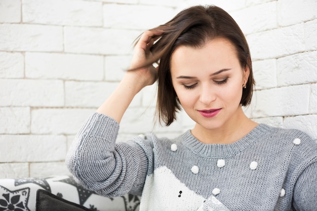 Foto gratuita donna alla moda in casa