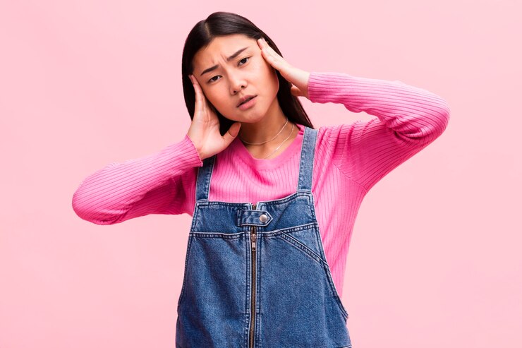 無料Photo ファッショナブルな女性がスタジオでポーズ