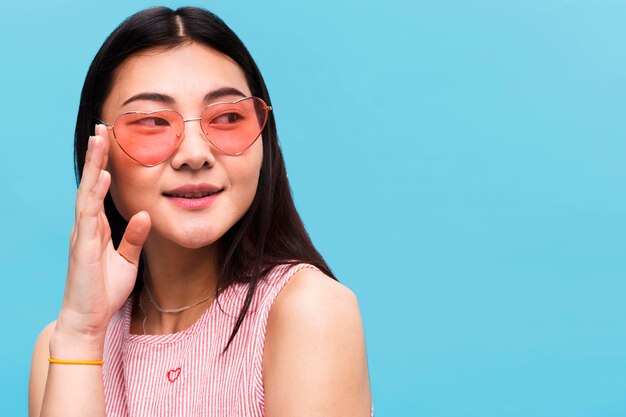 Free photo fashionable woman posing in studio