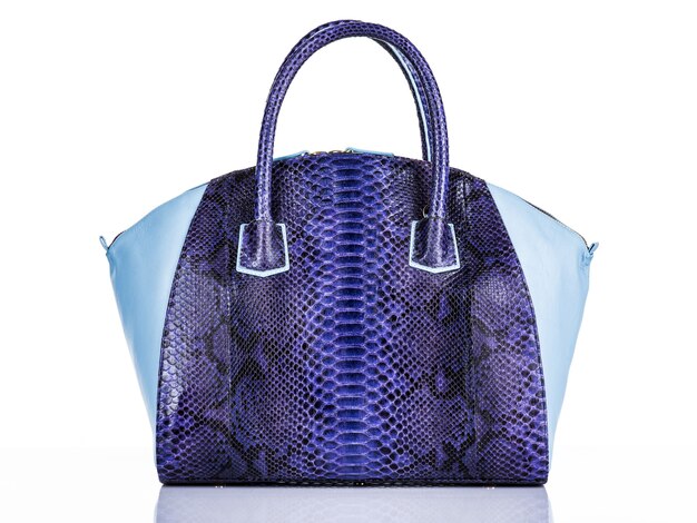 Стильная сумка модной женщины, изолированные на белом фоне. Красивая фиолетовая роскошная кожаная женская сумочка. Роскошные аксессуары.