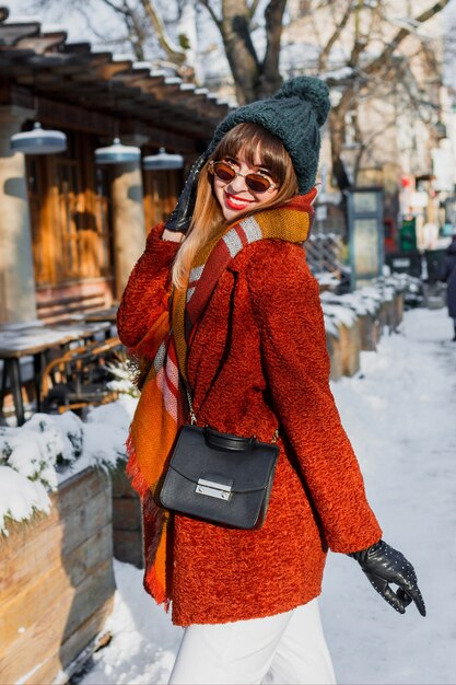 街を歩くスタイリッシュな冬の服装でファッショナブルな女性