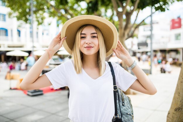 イタリアの小さな町の路上でおしゃれな服を着た女性