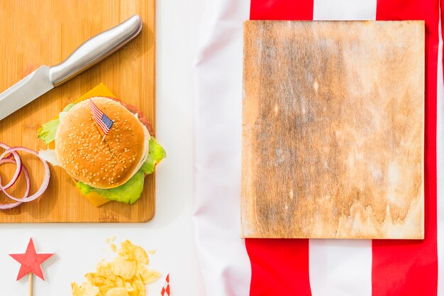 Foto gratuita concetto di fast food con tavole di legno