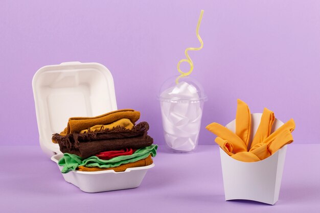 Foto gratuita fast food fatto di vestiti