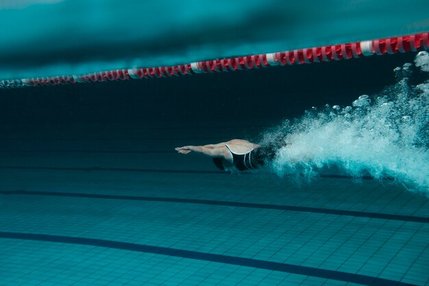 Быстрый пловец в бассейне, полный кадр