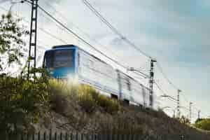 Foto gratuita treno veloce che attraversa la zona rurale