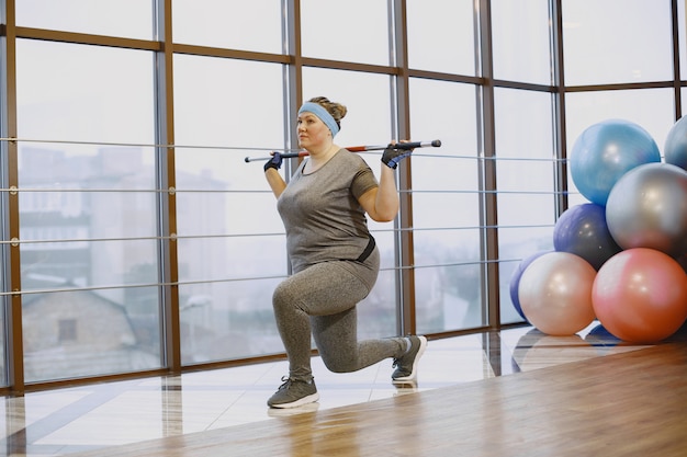 Foto gratuita donna grassa a dieta, fitness. ritratto di donna obesa che lavora in palestra.