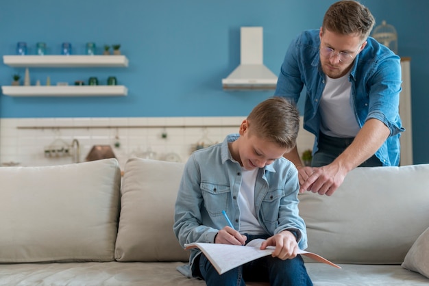 Foto gratuita padre è utile con i compiti di suo figlio