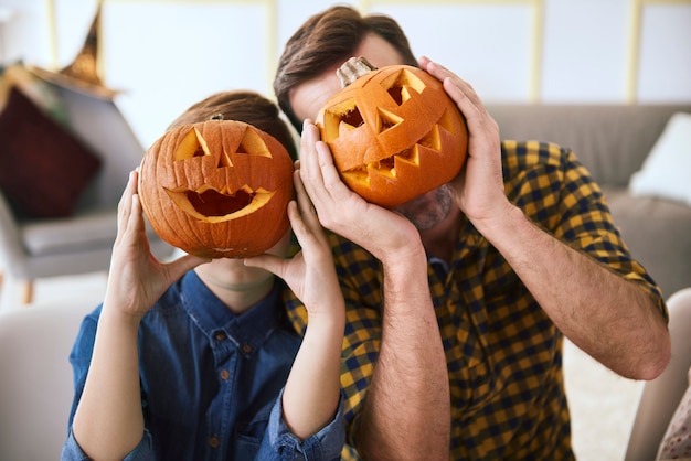 怖いハロウィーンのカボチャを持つ父と少年