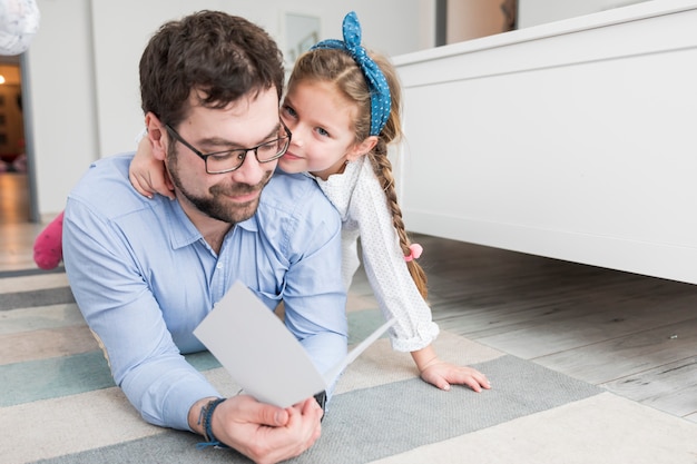 Foto gratuita padre che celebra la festa del papà con sua figlia