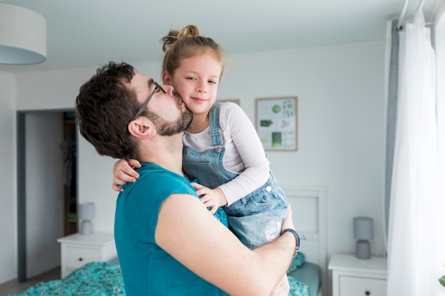 Foto gratuita padre che celebra la festa del papà con sua figlia