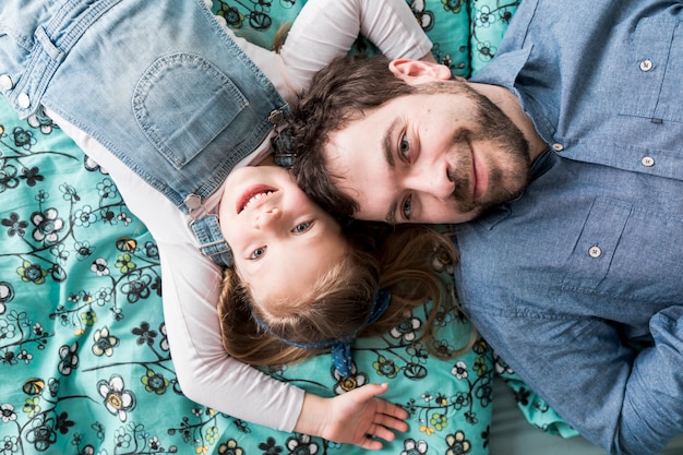 Foto gratuita padre che celebra la festa del papà con sua figlia