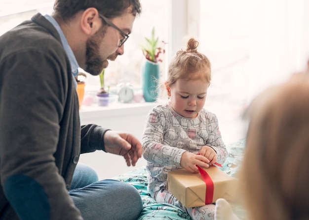 Padre che celebra la festa del papà con sua figlia