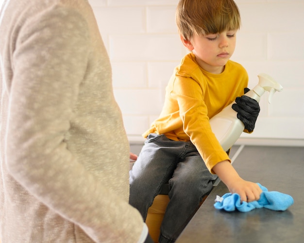 Foto gratuita padre e figlio che puliscono la vista frontale della cucina