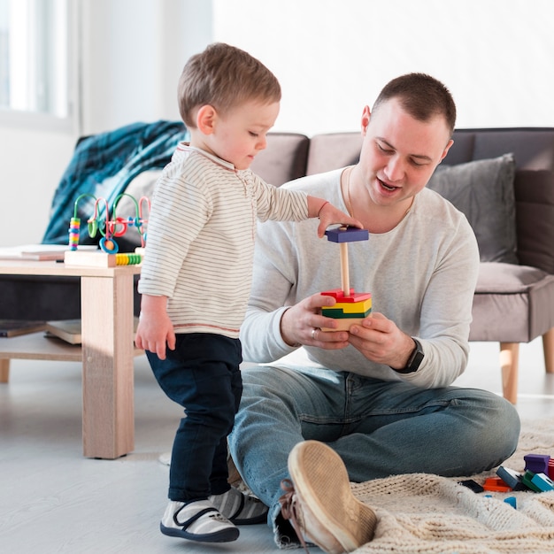 父と子が家で遊んで