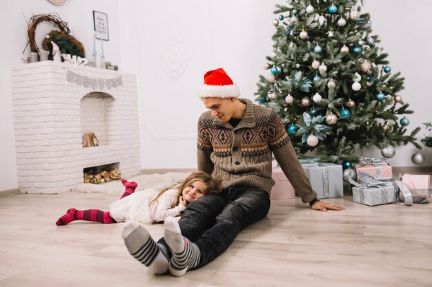 家庭でクリスマスを祝う父と娘