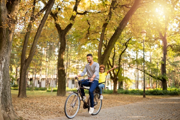 自然の中で自転車に乗ることを楽しんでいる父と娘