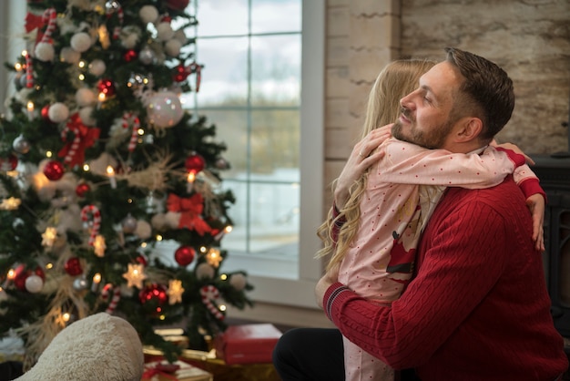 Free photo father and daughter enjoying christmas