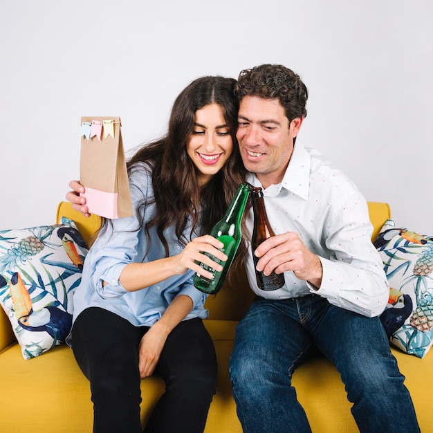 Free photo father and daughter hugging and clinking bottles