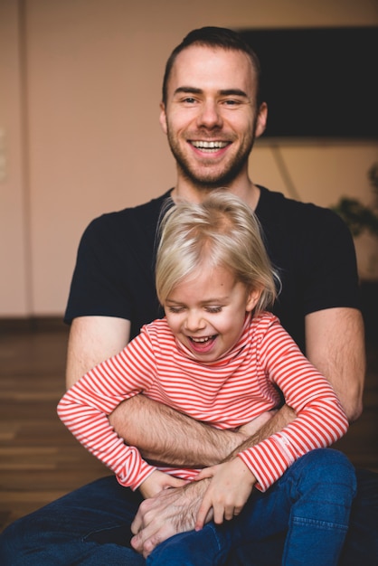 Padre e figlia ridere