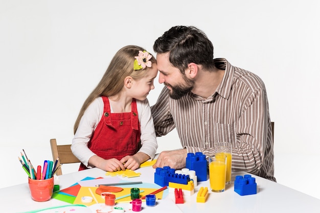 Padre e figlia che giocano insieme a giochi educativi