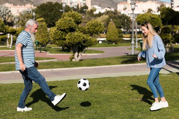 Отец и дочь играют с мячом
