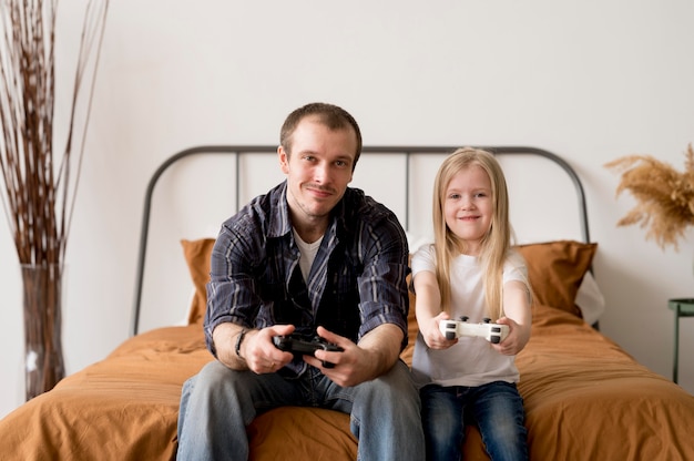 Padre e figlia che giocano con il joystick