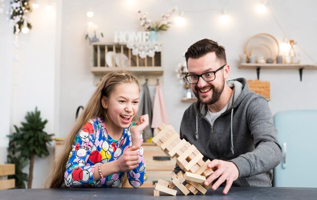 父と娘の木のブロックで遊んで